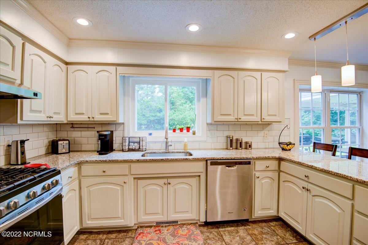 411 Chelsea Road New Bern, NC 28562 - Photo 43 of 54 43-Kitchen