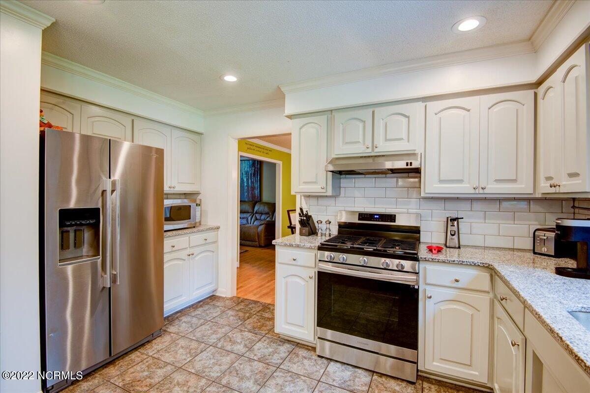 411 Chelsea Road New Bern, NC 28562 - Photo 44 of 54 44-Kitchen