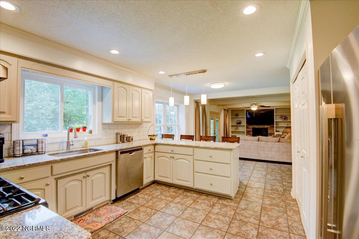 411 Chelsea Road New Bern, NC 28562 - Photo 45 of 54 45-Kitchen