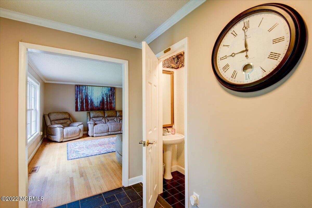 411 Chelsea Road New Bern, NC 28562 - Photo 50 of 54 50-Guest Bath