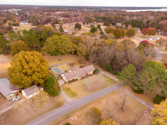 $549,900 | 7607 Lakewood Drive, Florence, AL 35634