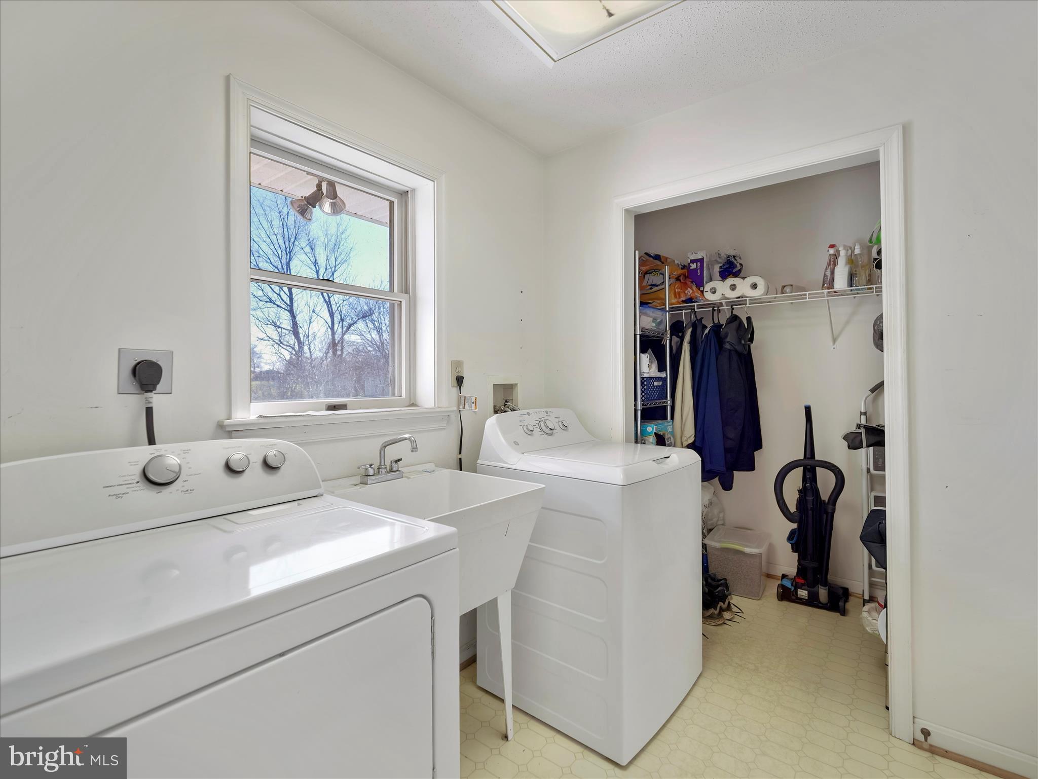 6527 Morningside Court Middletown, MD 21769 - Photo 28 of 42 a utility room with dryer and washer