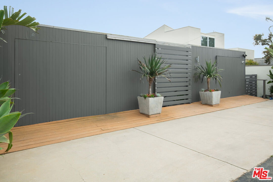 24554 Malibu Road Malibu, CA 90265 - Photo 2 of 32