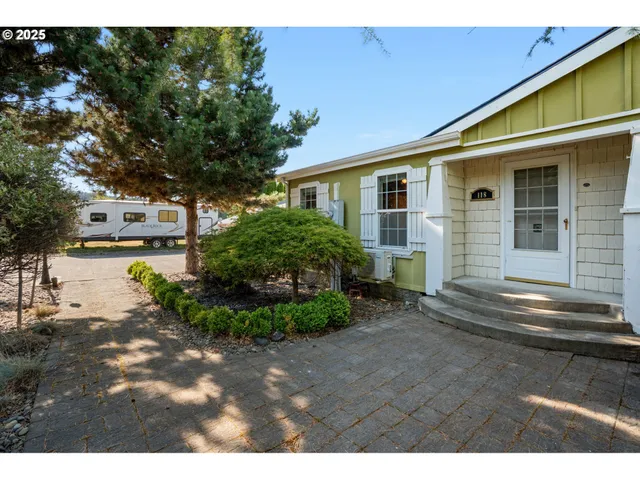 a view of a back yard of the house