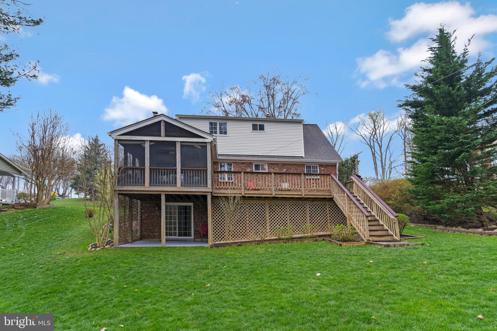 8437 Thames Street Springfield, VA 22151 - Photo 34 of 42 Screen Porch, Deck, & Patio