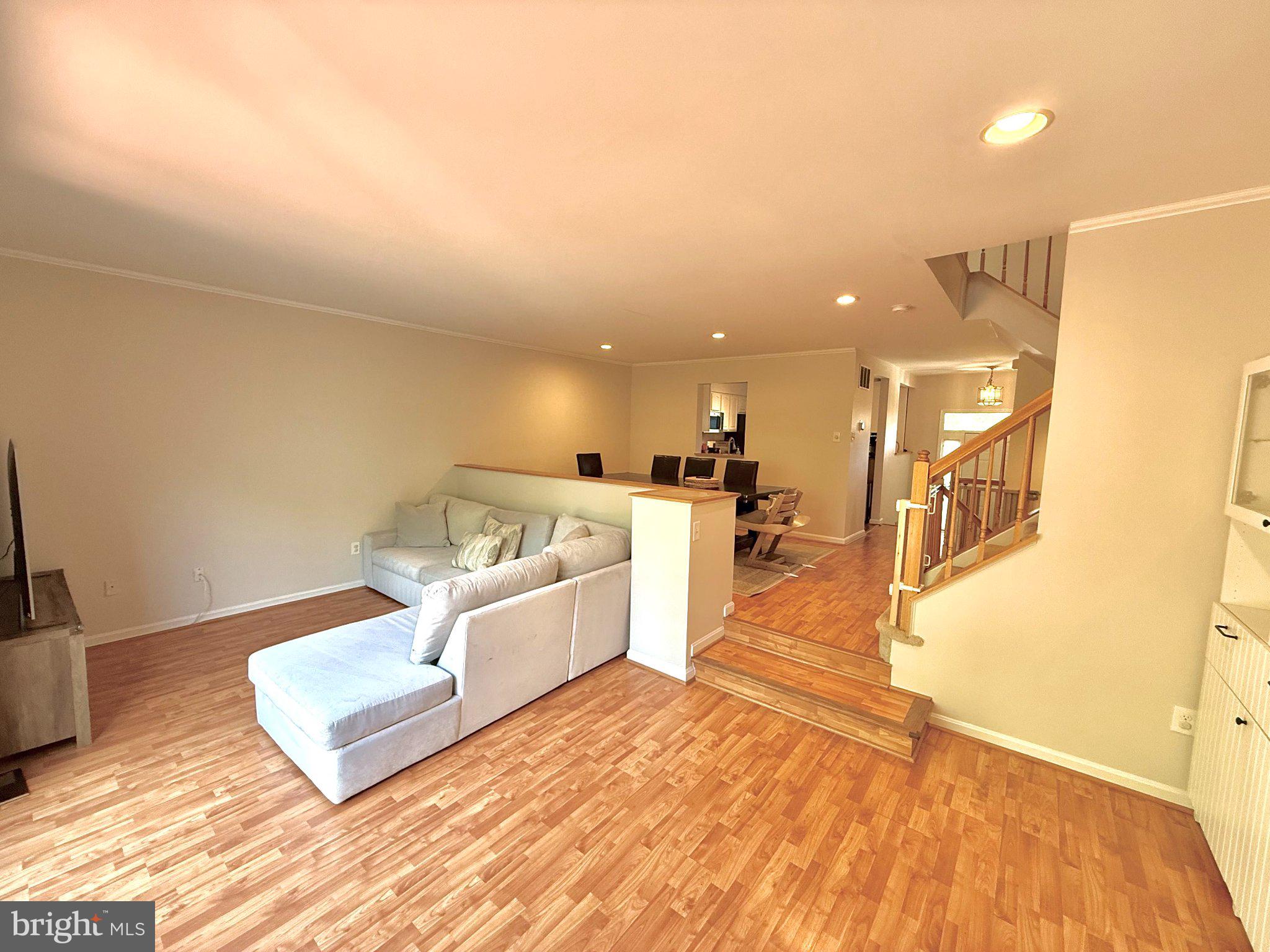 5081 Columbia Road, Unit 17 105 Columbia, MD 21044 - Photo 14 of 40 Spacious, inviting living area awaits.