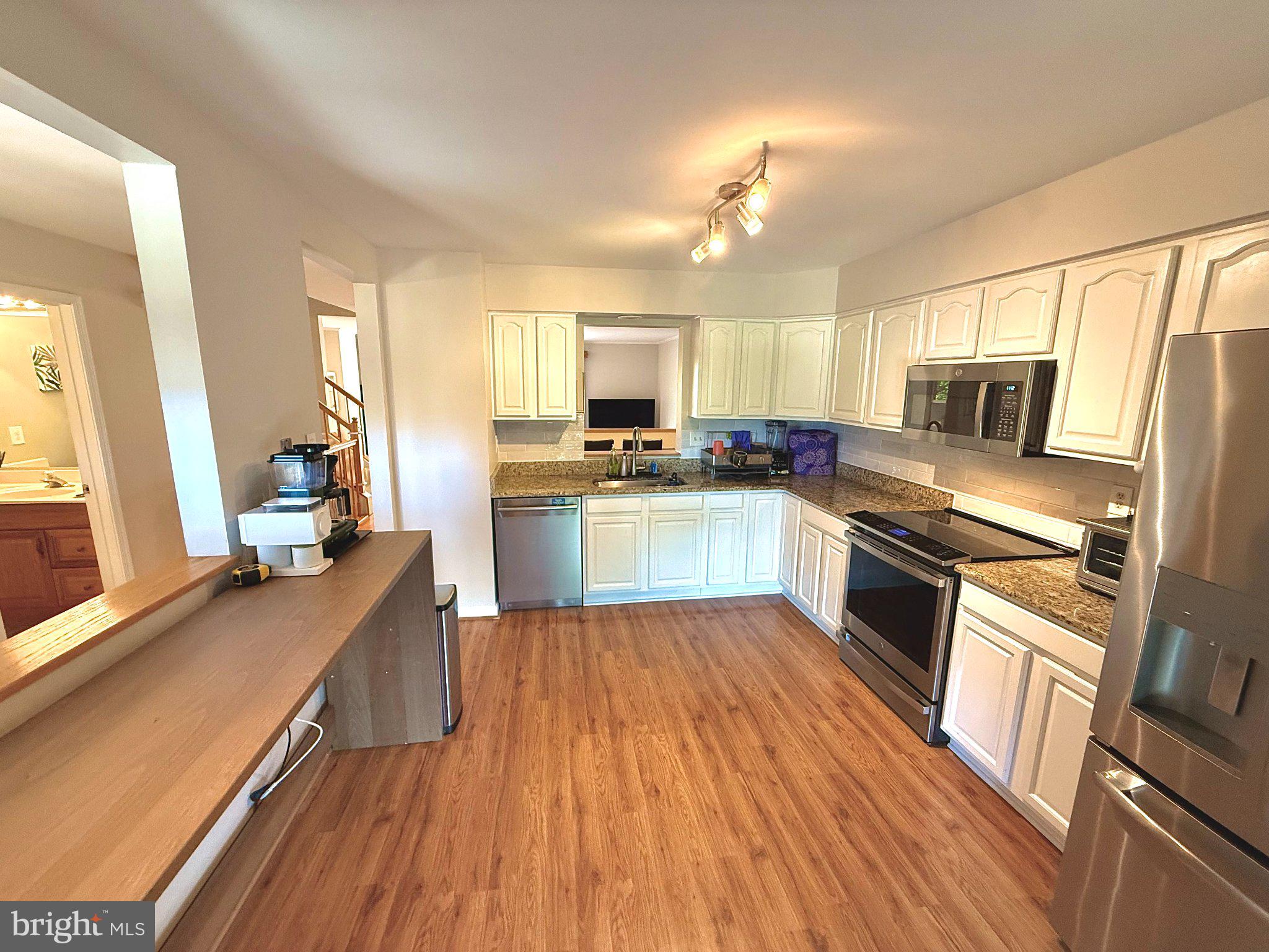 5081 Columbia Road, Unit 17 105 Columbia, MD 21044 - Photo 6 of 40 Bright and inviting modern kitchen.