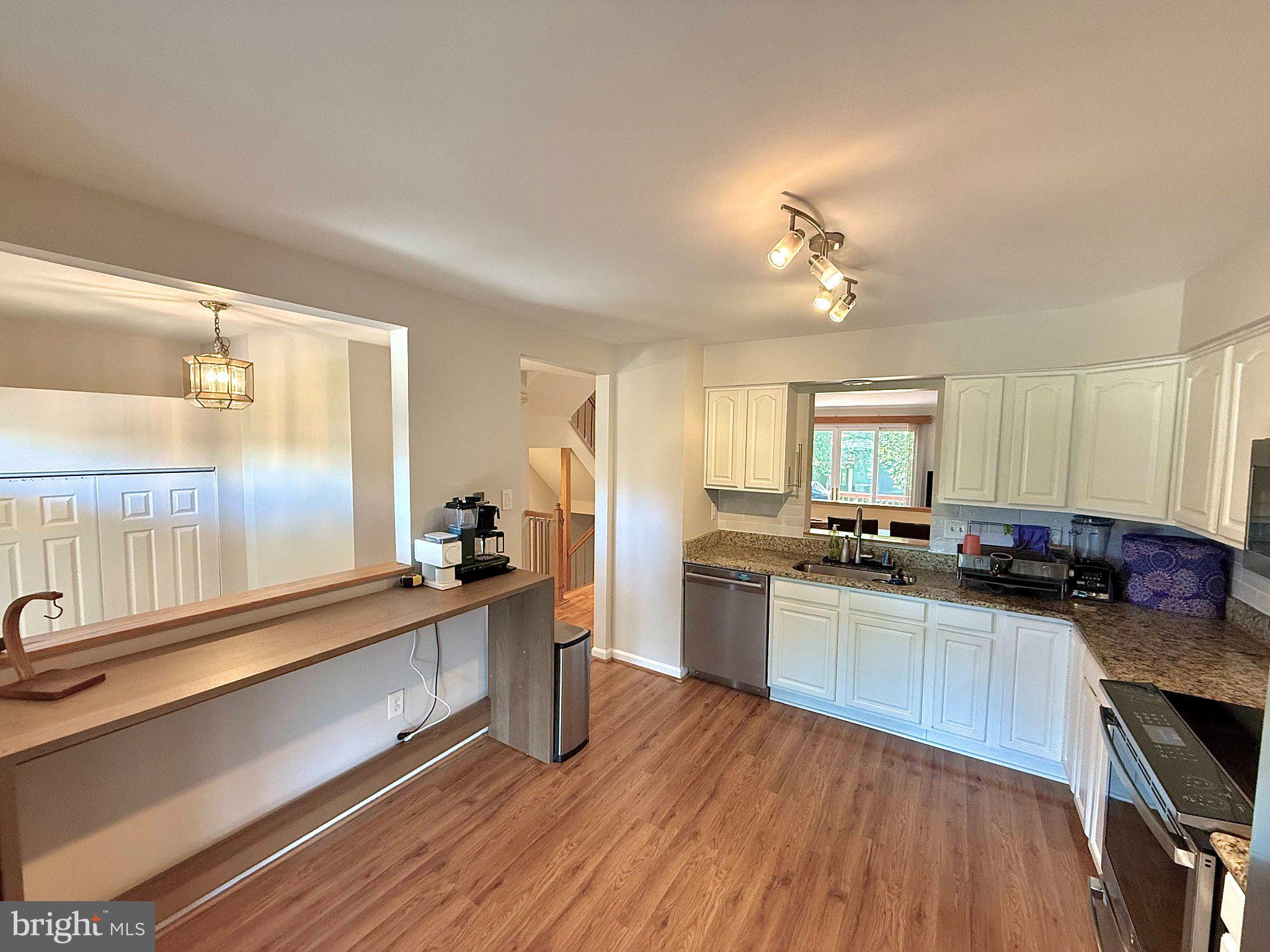 5081 Columbia Road, Unit 17 105 Columbia, MD 21044 - Photo 7 of 40 Bright and inviting kitchen space.