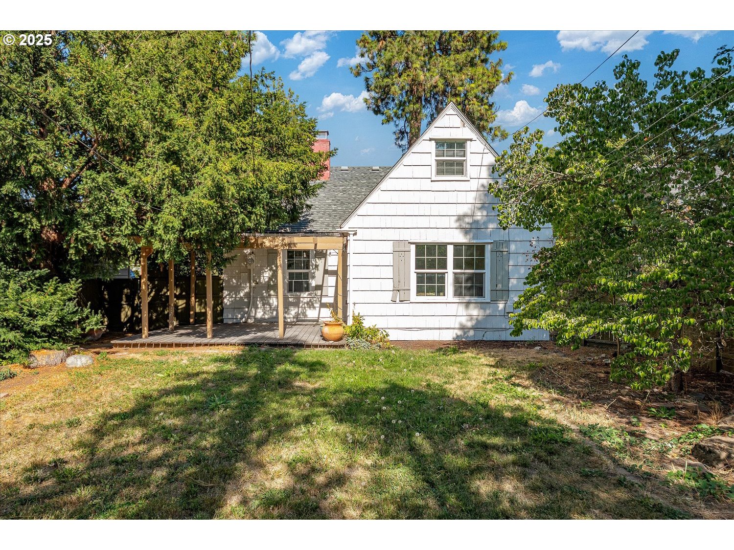 1118 East 28th Avenue Spokane, WA 99203 - Photo 23 of 48 a front view of a house with a garden