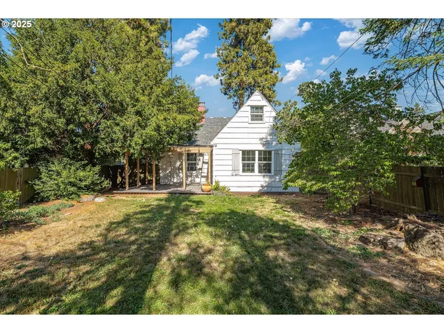a view of a house with a backyard