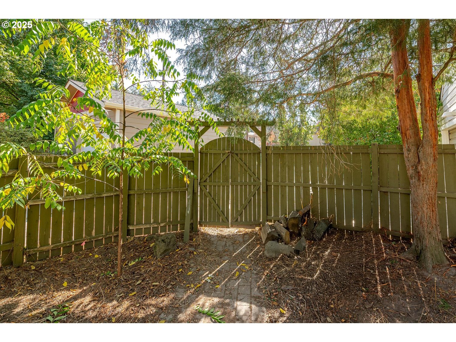 1118 East 28th Avenue Spokane, WA 99203 - Photo 25 of 48 a backyard of a house with lots of green space