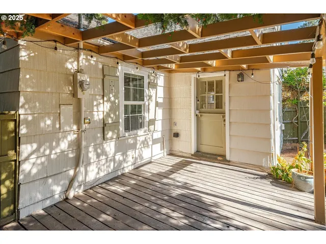 a view of entryway with a glass door