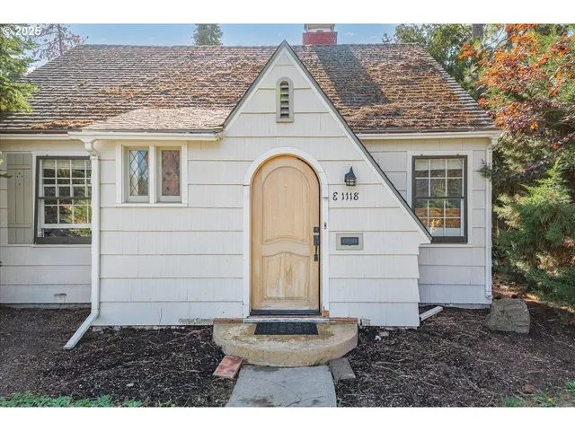 a view of a entryway in front of house