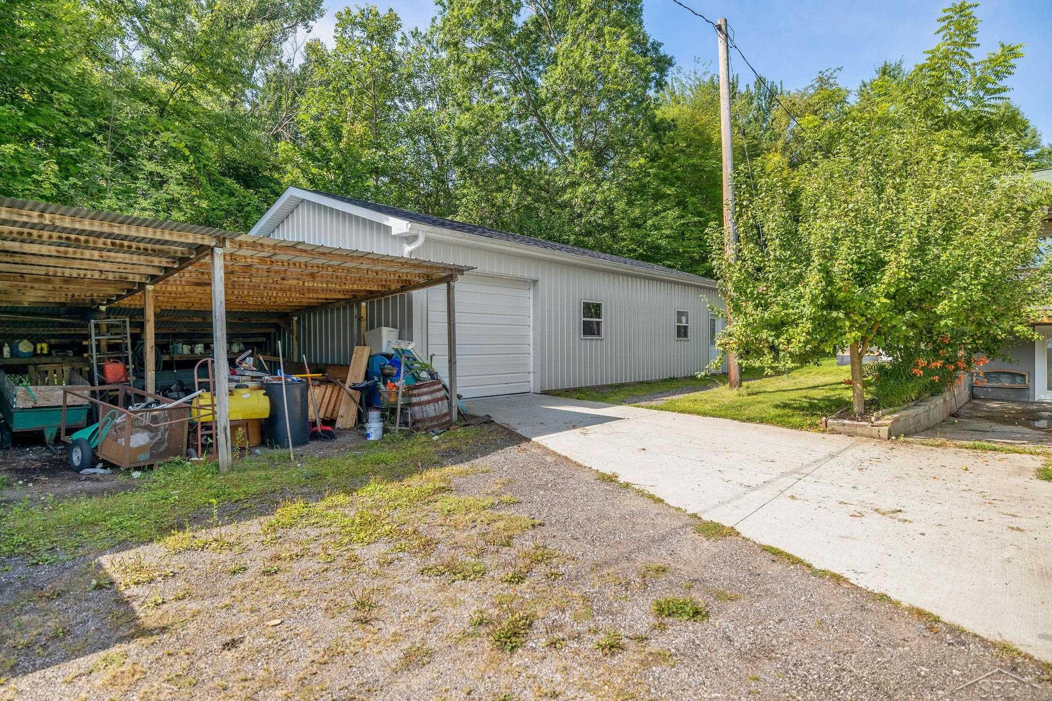 4211 Pruess Road Freeland, MI 48623 - Photo 5 of 58 50119276-4.JPG