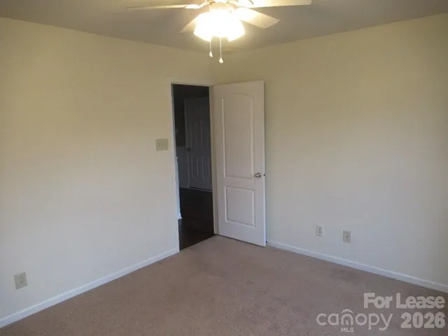 en empty room with a ceiling fan