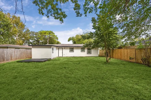a view of a house with a backyard
