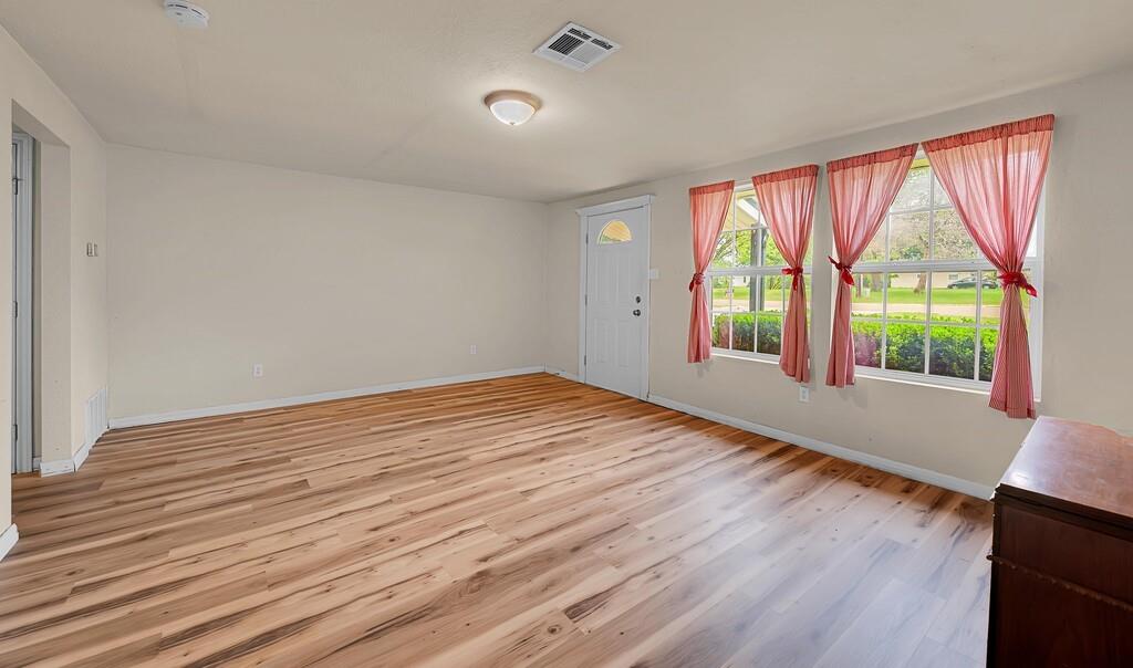 4304 Valview Drive Waco, TX 76708 - Photo 5 of 33