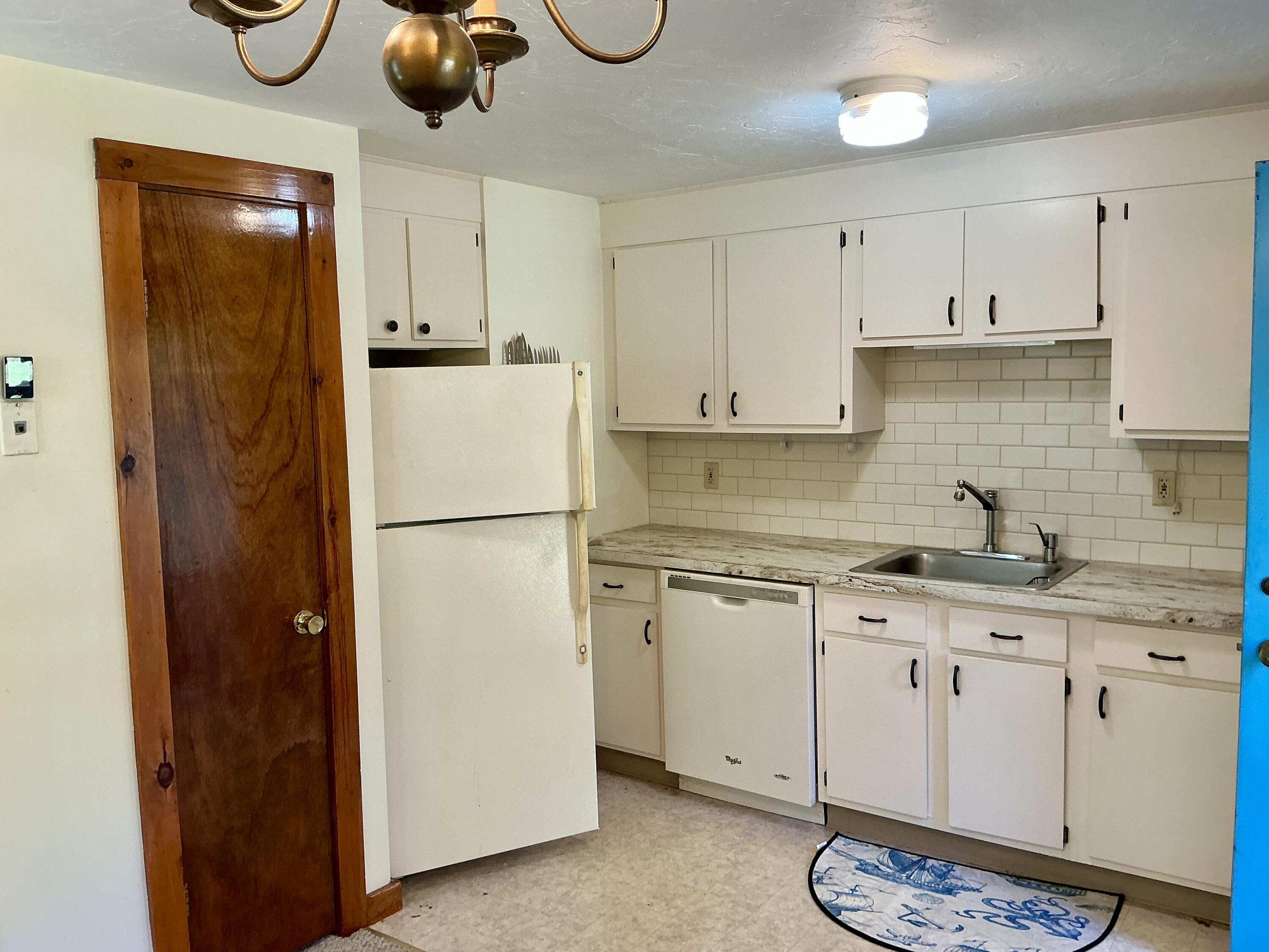 300 Falmouth Road, Unit 7E Mashpee, MA 02649 - Photo 23 of 27 a kitchen with appliances cabinets and a counter top space