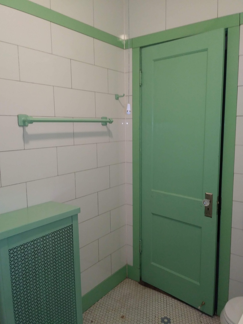 4314 West Cermak Road Chicago, IL 60623 - Photo 12 of 15 a bathroom with a shower