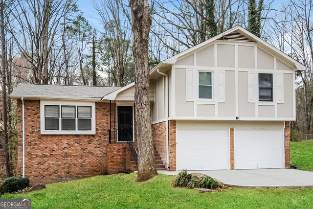 a view of a house with yard