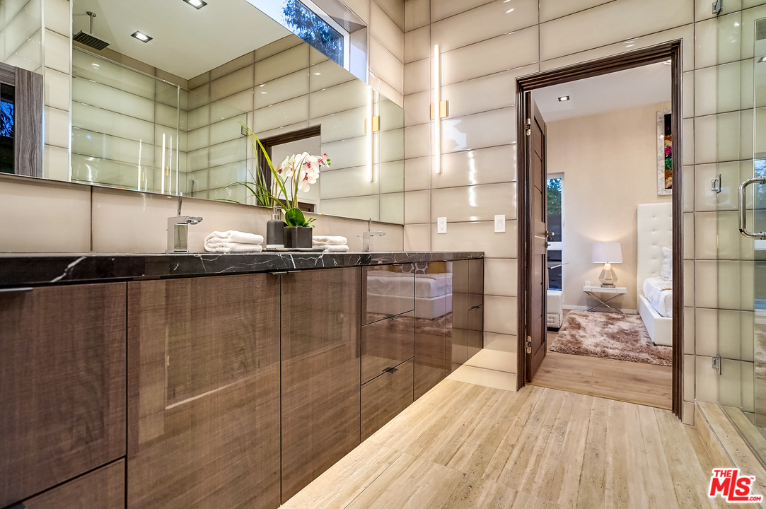 11658 Morrison Street Valley Village, CA 91601 - Photo 27 of 33