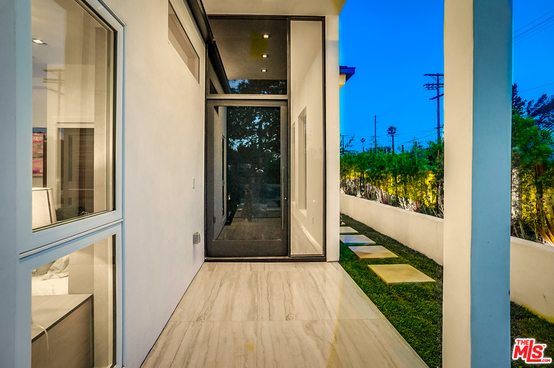 11658 Morrison Street Valley Village, CA 91601 - Photo 4 of 33