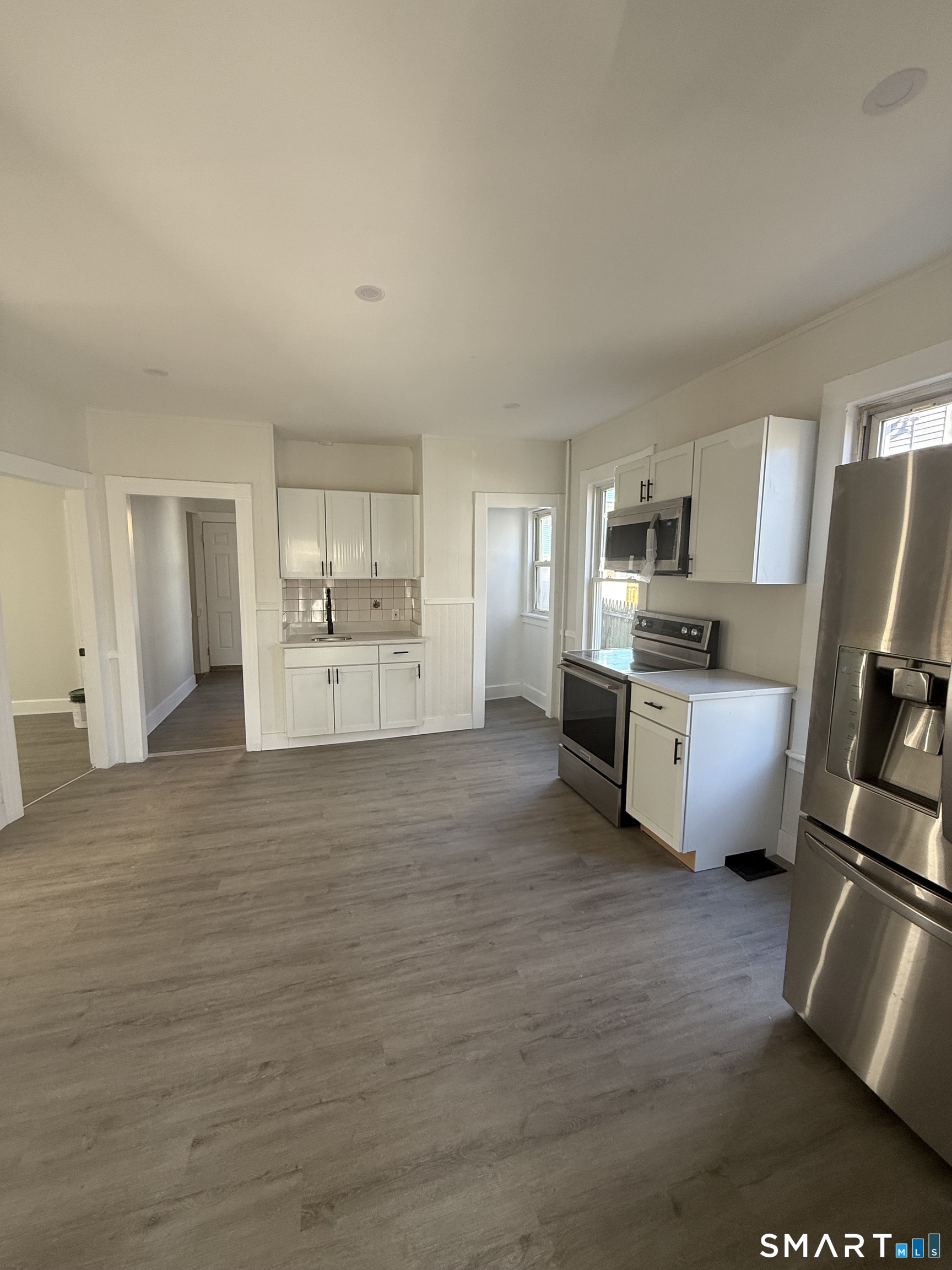 239 Beardsley Street Bridgeport, CT 06607 - Photo 4 of 20