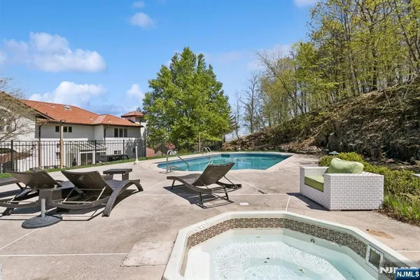 $2,790,000 | 912 Cherokee Lane, Franklin Lakes, NJ 07417