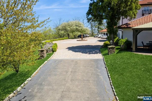 $2,790,000 | 912 Cherokee Lane, Franklin Lakes, NJ 07417