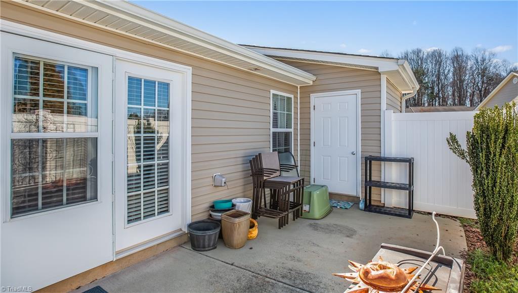 3118 Hyde Pl Circle Winston-Salem, NC 27103 - Photo 20 of 26 Large private courtyard