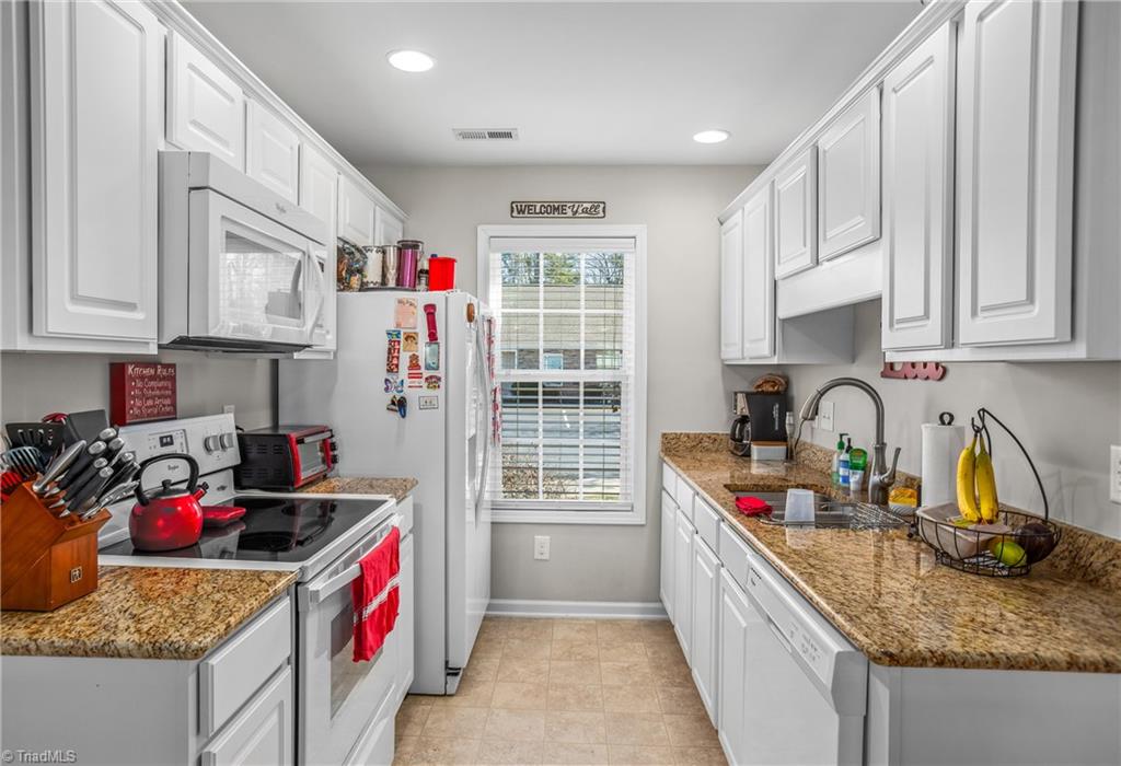 3118 Hyde Pl Circle Winston-Salem, NC 27103 - Photo 5 of 26 Beautiful bright white kitchen