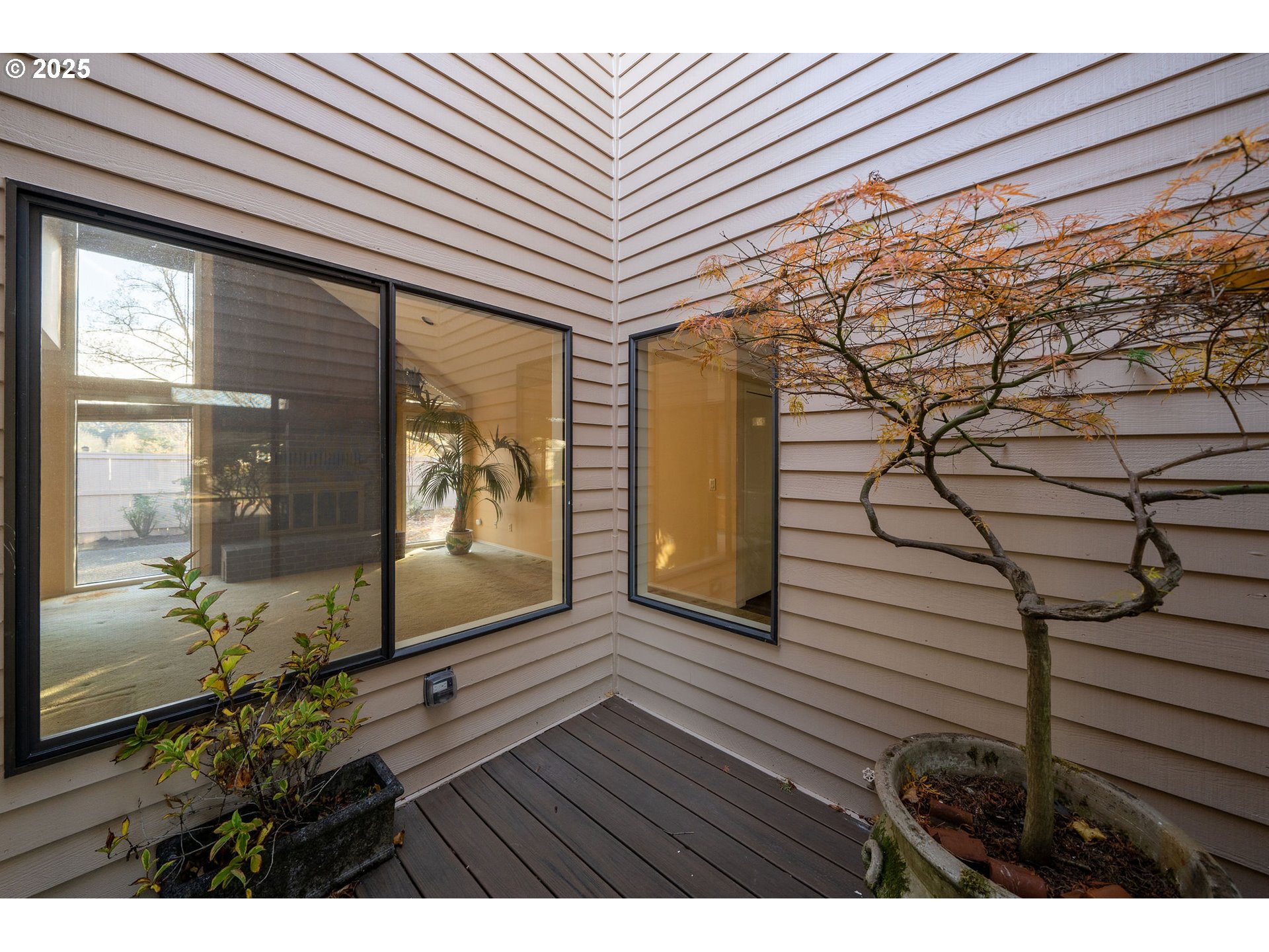 7104 Southwest Chapel Lane Portland, OR 97223 - Photo 13 of 36 a view of entryway with wooden floor