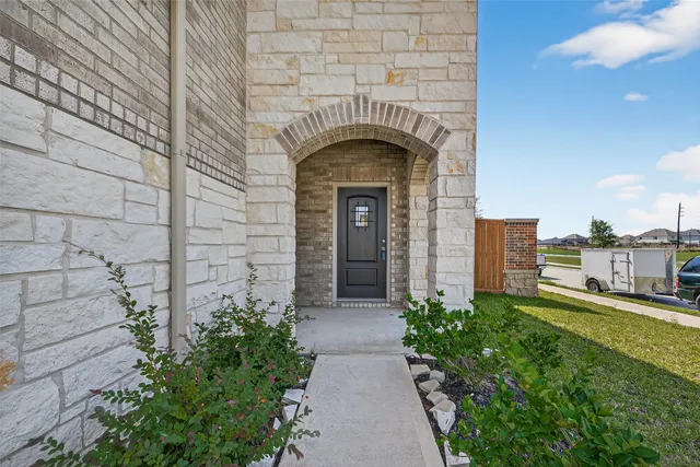 a view of entryway with garden