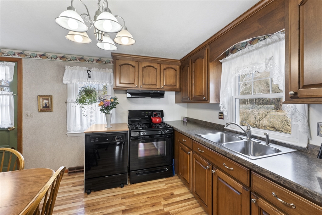 252 Mallowhill Road Springfield, MA 01129 - Photo 4 of 38