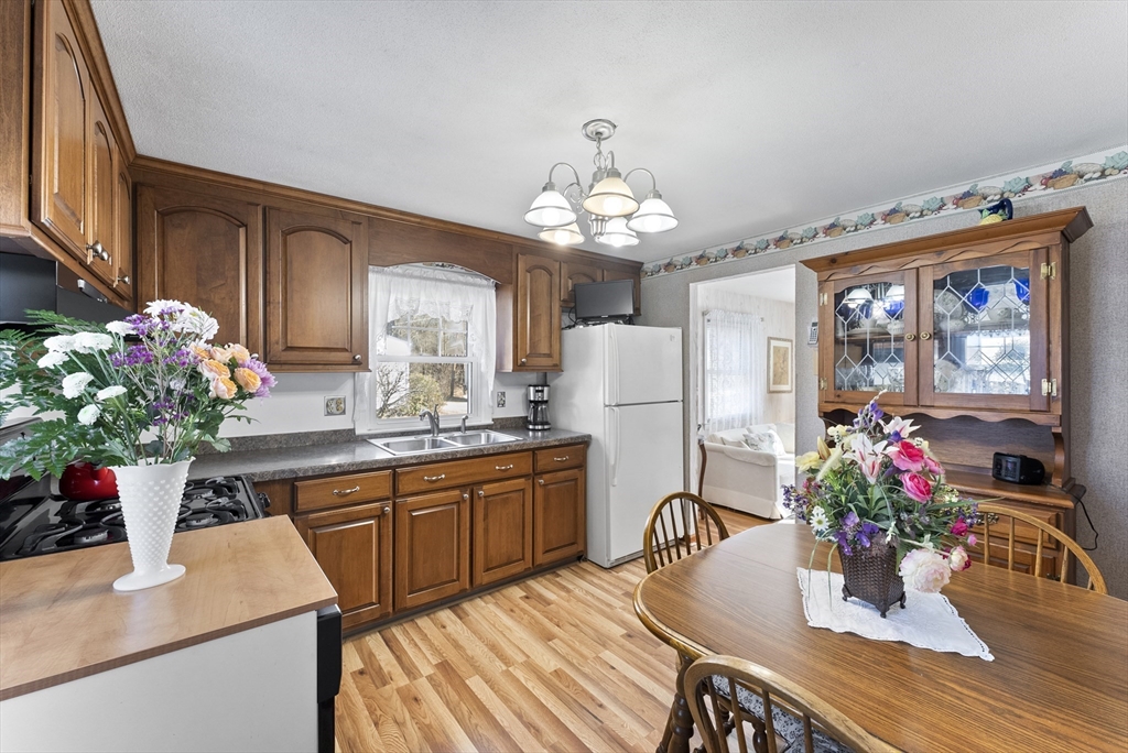252 Mallowhill Road Springfield, MA 01129 - Photo 6 of 38