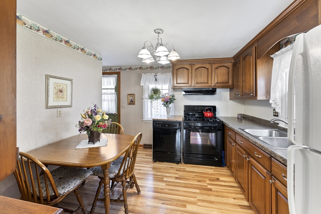 252 Mallowhill Road Springfield, MA 01129 - Photo 8 of 38