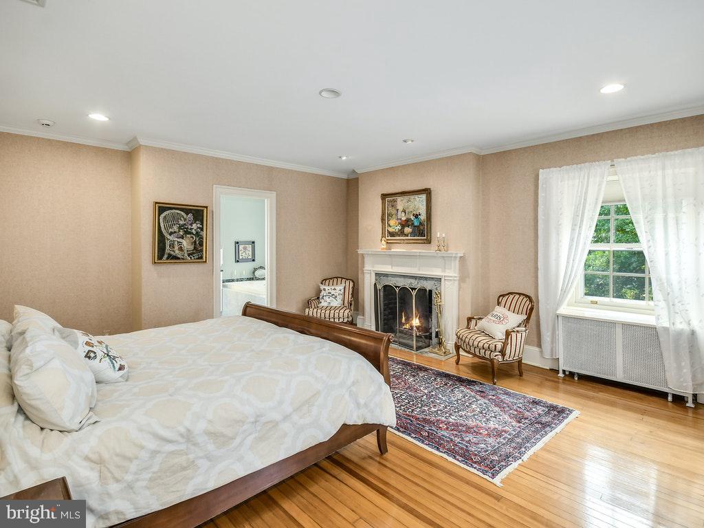 121 Bleddyn Road Ardmore, PA 19003 - Photo 19 of 40 Primary Bedroom with En-Suite Bathroom