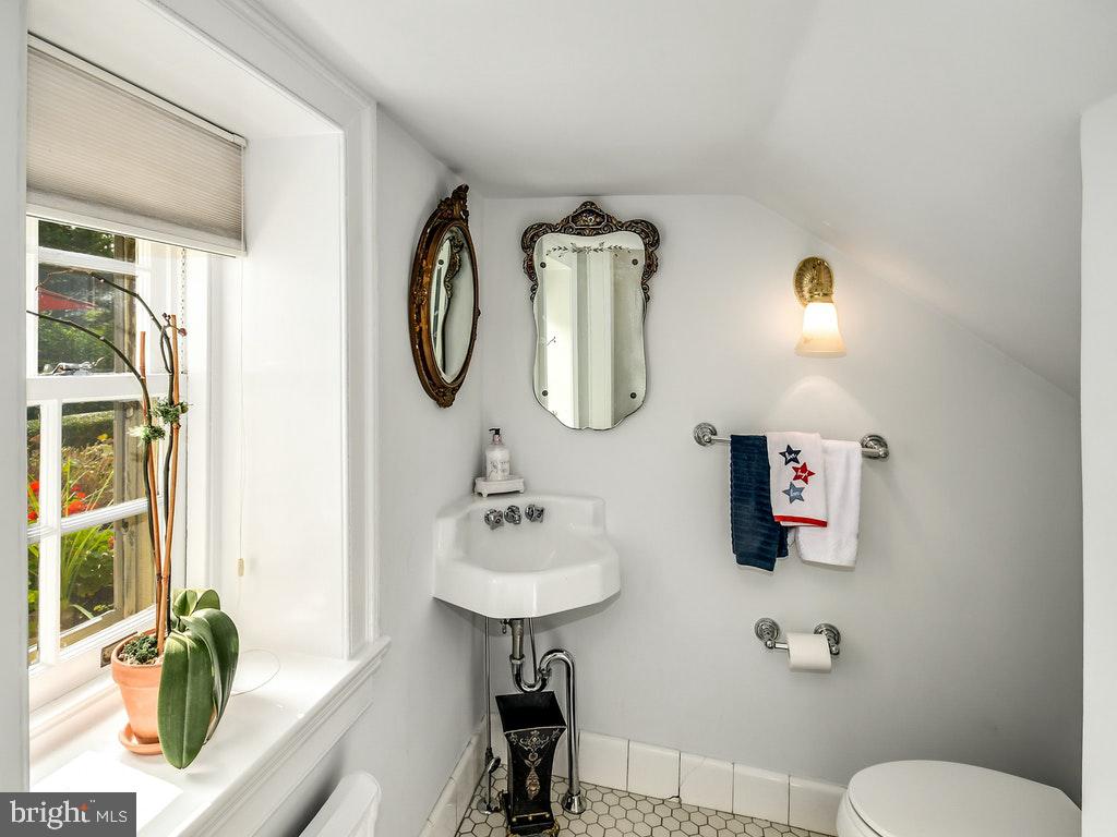121 Bleddyn Road Ardmore, PA 19003 - Photo 4 of 40 Powder Room