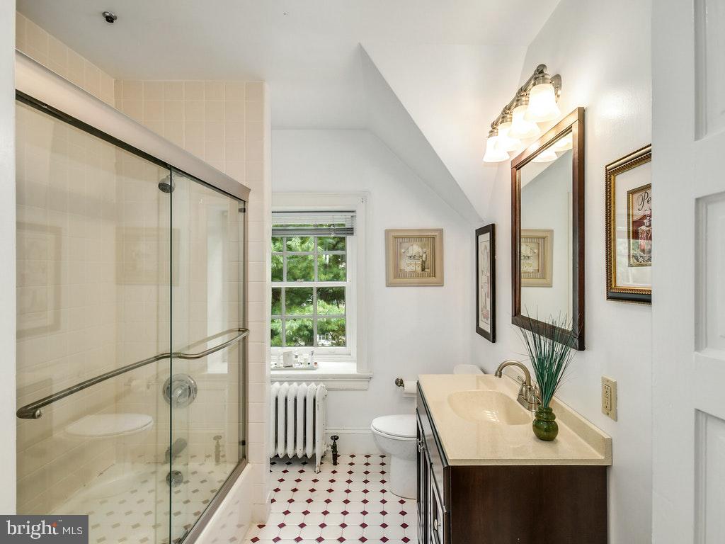 121 Bleddyn Road Ardmore, PA 19003 - Photo 31 of 40 Hall Bath