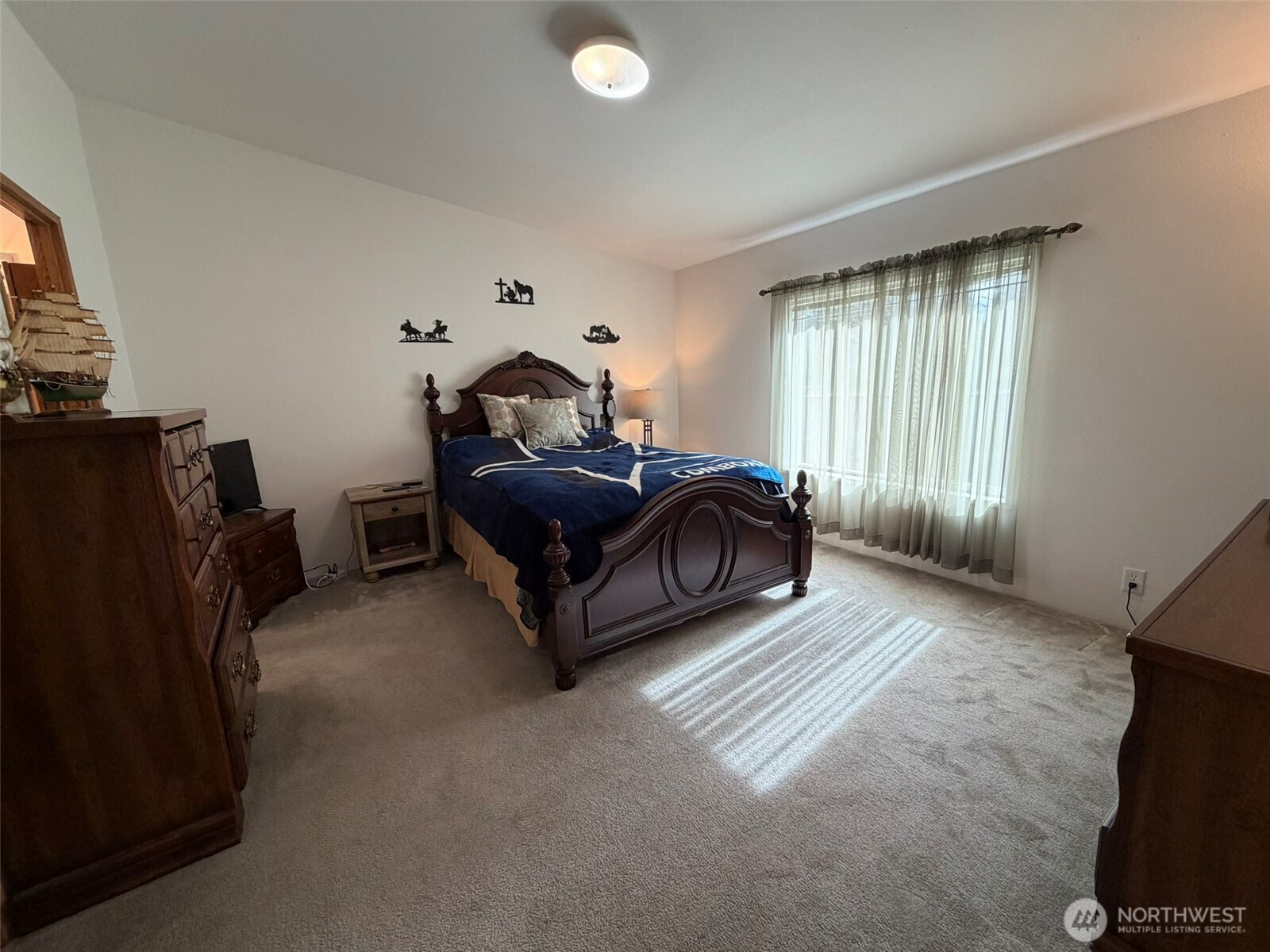 17 Rustemeyer Road, Unit 19 Aberdeen, WA 98520 - Photo 12 of 39 a living room with furniture a flat screen tv and a window