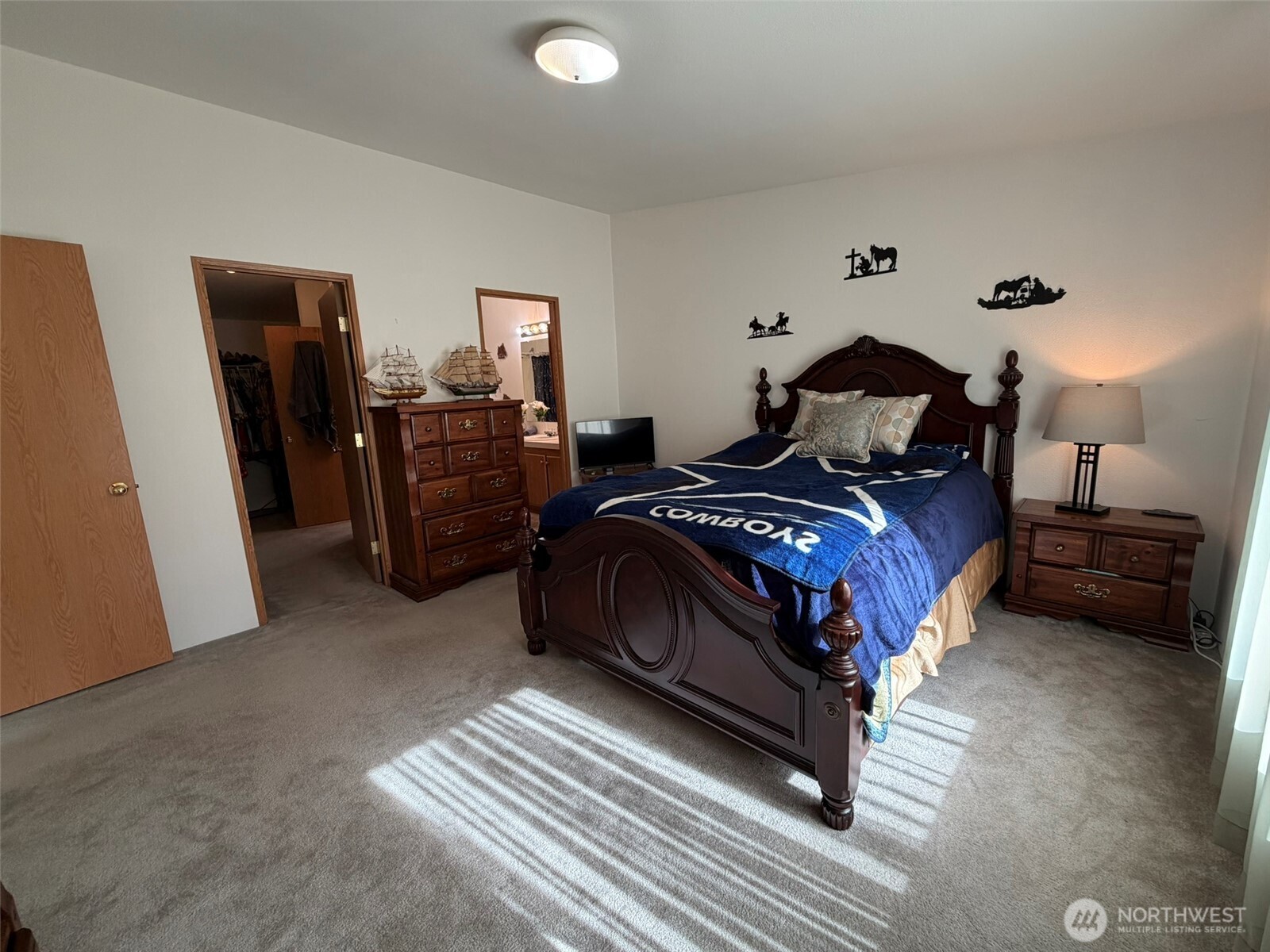 17 Rustemeyer Road, Unit 19 Aberdeen, WA 98520 - Photo 13 of 39 a bedroom with a bed and furniture