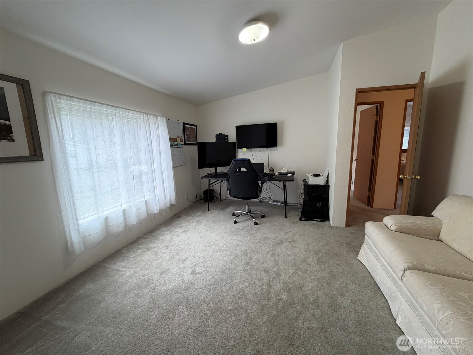 17 Rustemeyer Road, Unit 19 Aberdeen, WA 98520 - Photo 18 of 39 a view of a livingroom with workspace and a window