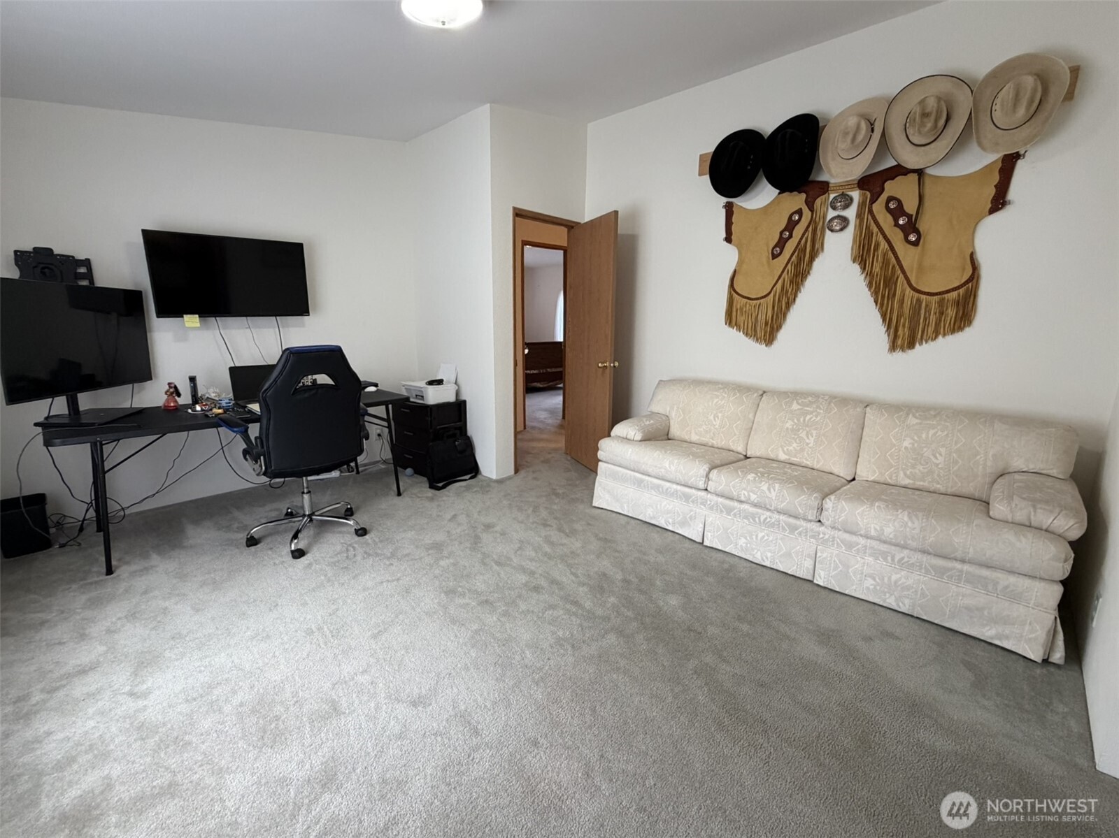 17 Rustemeyer Road, Unit 19 Aberdeen, WA 98520 - Photo 19 of 39 a living room with furniture and a flat screen tv