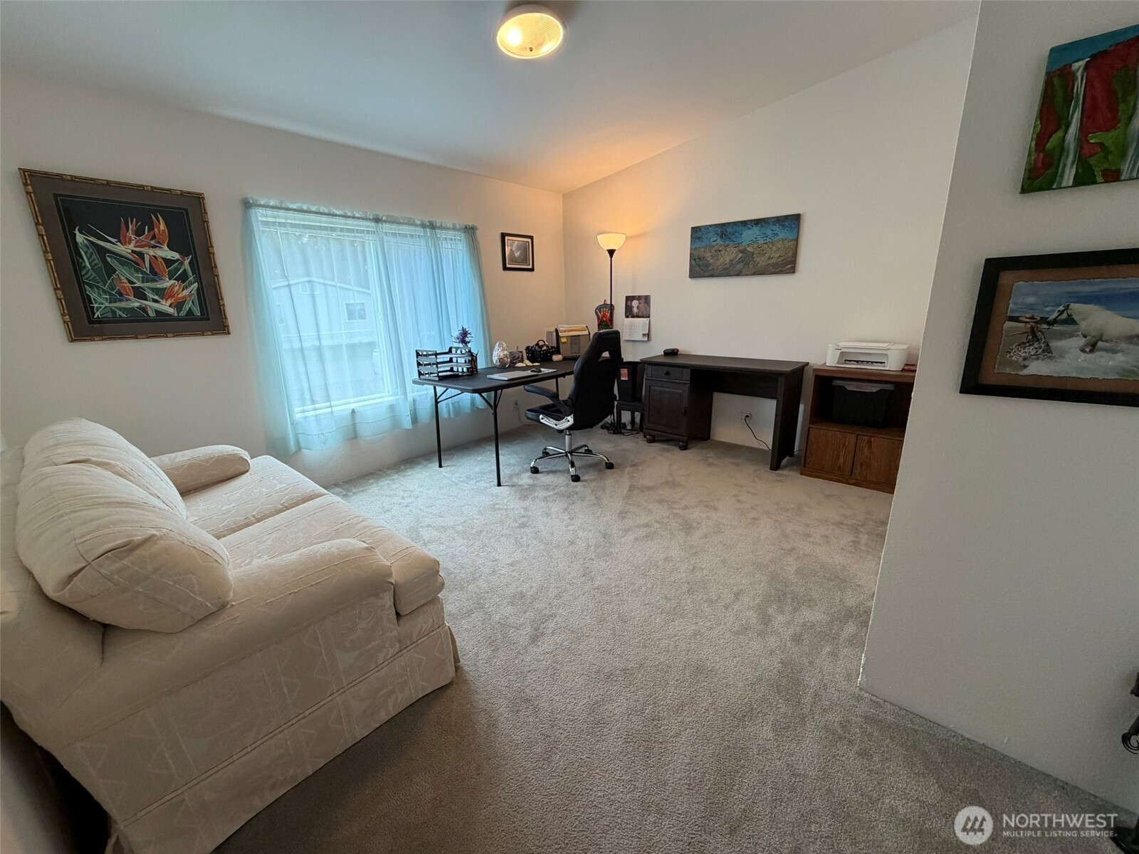 17 Rustemeyer Road, Unit 19 Aberdeen, WA 98520 - Photo 20 of 39 a living room with furniture and a window