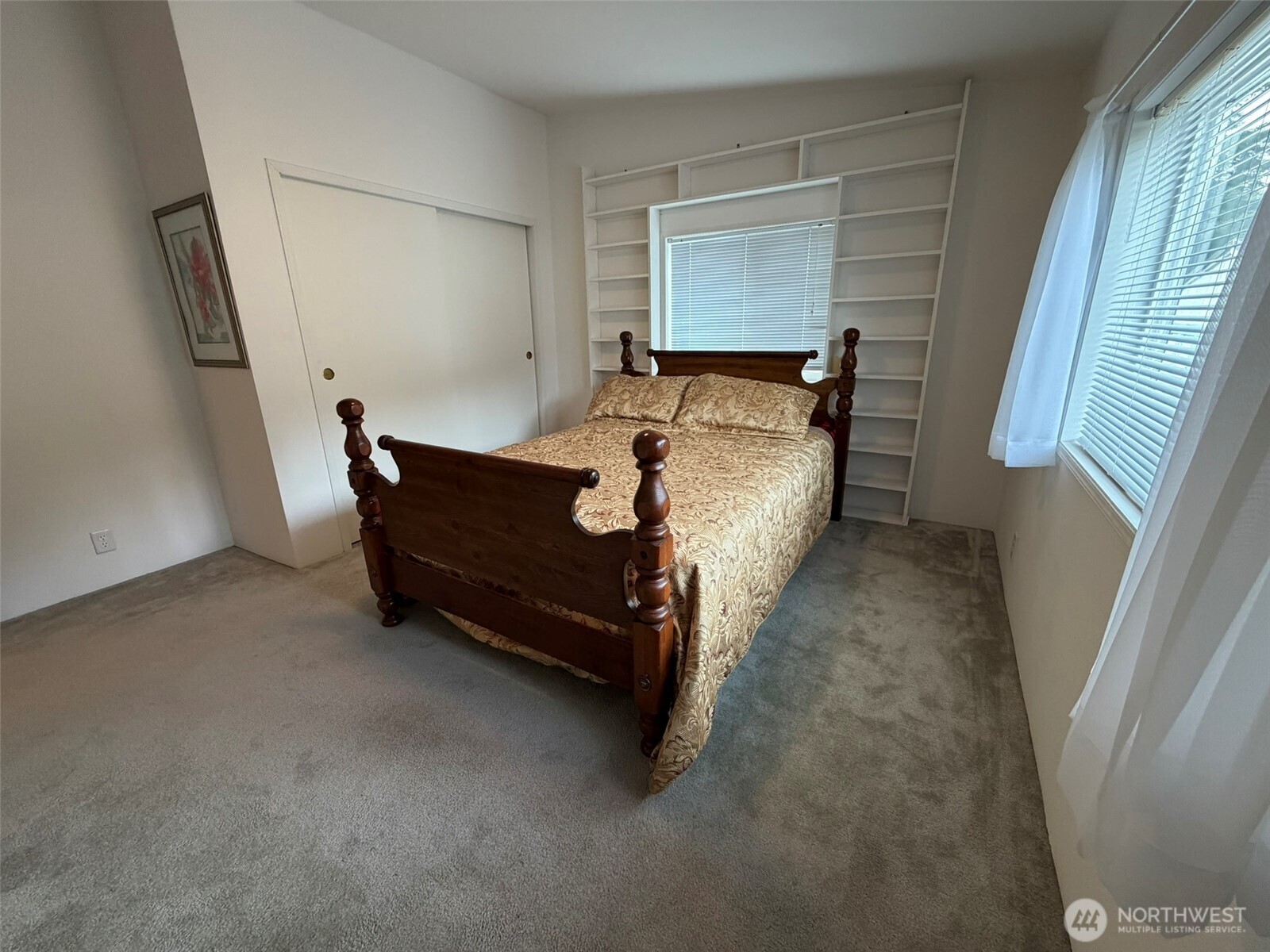 17 Rustemeyer Road, Unit 19 Aberdeen, WA 98520 - Photo 24 of 39 a bed room with furniture and a window