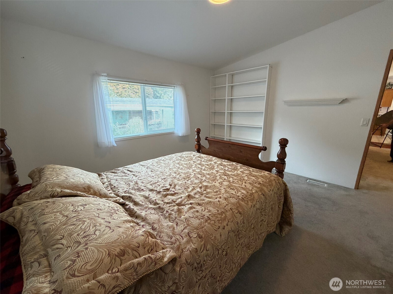 17 Rustemeyer Road, Unit 19 Aberdeen, WA 98520 - Photo 25 of 39 a bed sitting in a bedroom next to a window