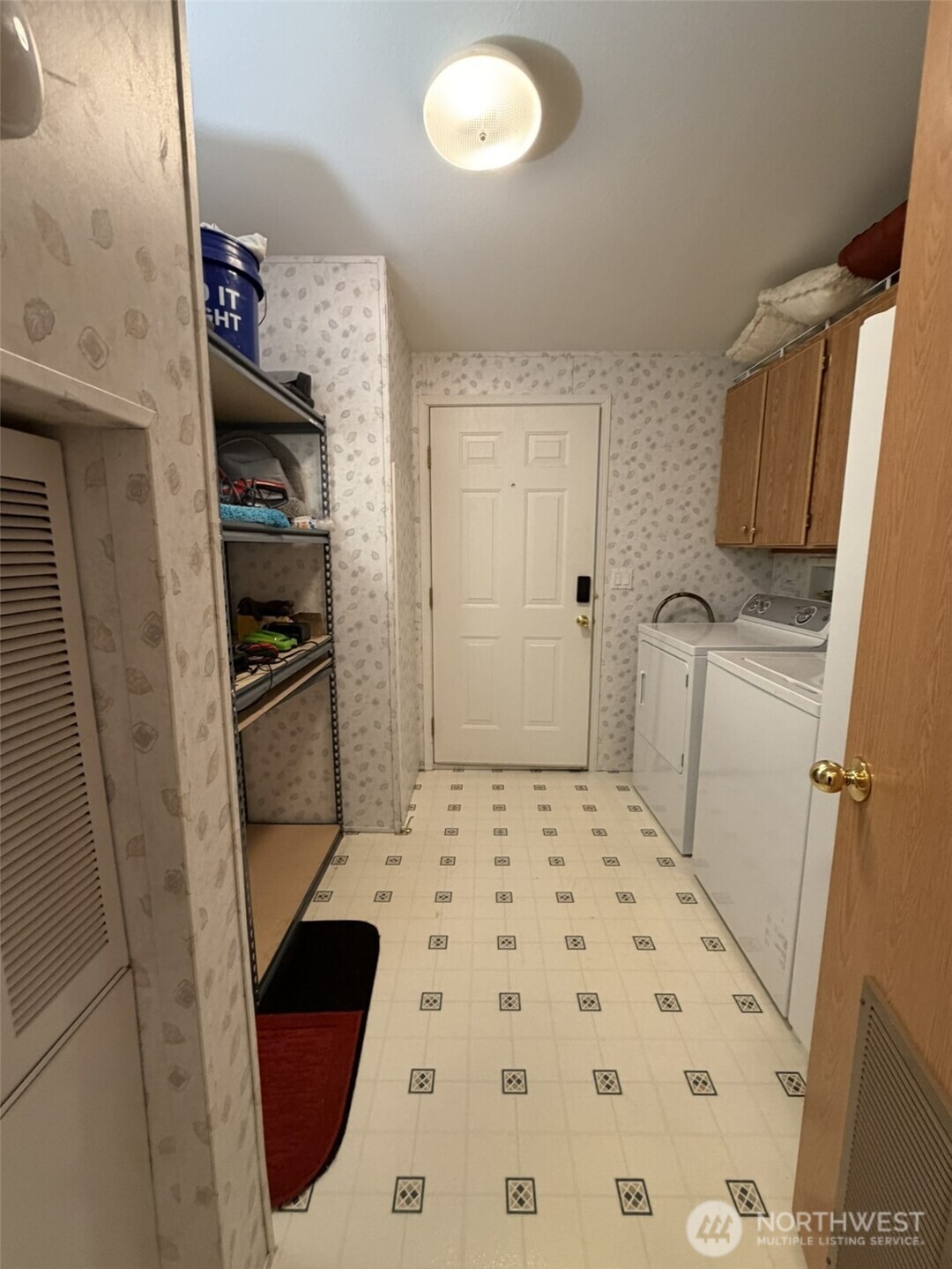17 Rustemeyer Road, Unit 19 Aberdeen, WA 98520 - Photo 29 of 39 a bathroom with a sink and a shower