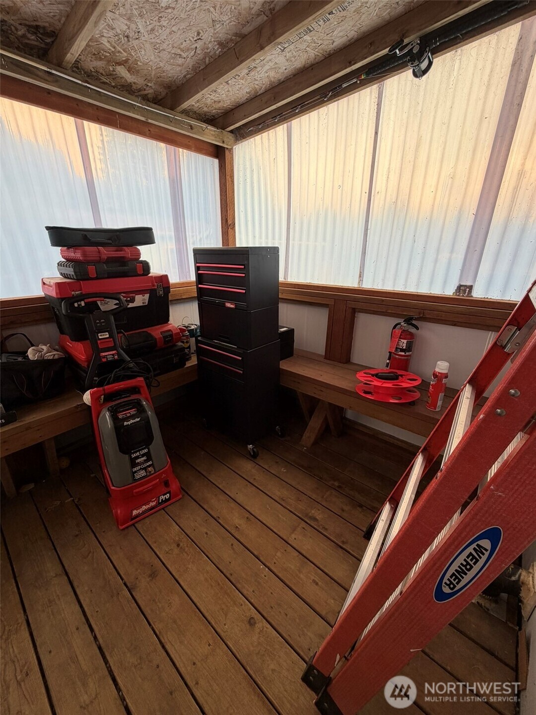 17 Rustemeyer Road, Unit 19 Aberdeen, WA 98520 - Photo 31 of 39 a room with furniture and a window