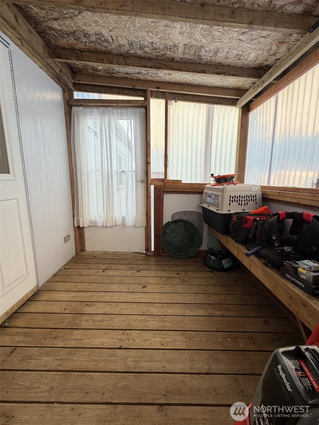 17 Rustemeyer Road, Unit 19 Aberdeen, WA 98520 - Photo 32 of 39 a room with car parked