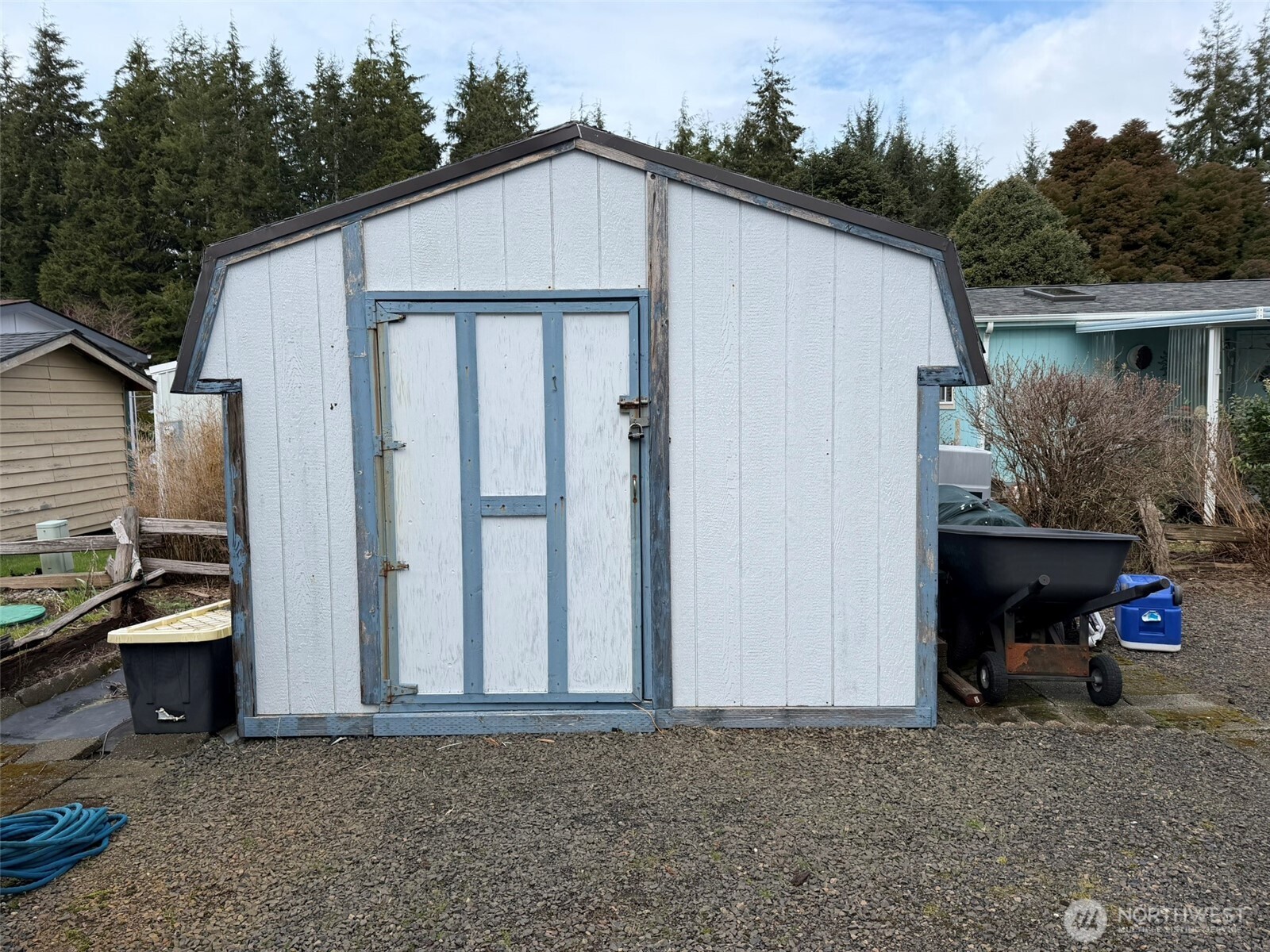 17 Rustemeyer Road, Unit 19 Aberdeen, WA 98520 - Photo 38 of 39 a backyard of a house with table and chairs